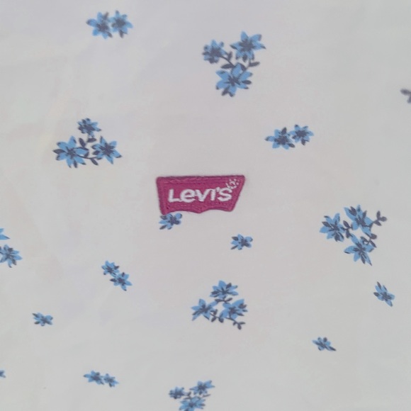 Levi’s T-Shirt S-Large . Used twice in good condition. - Picture 7 of 7